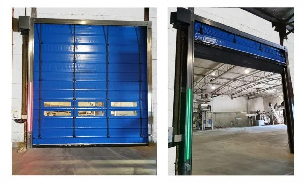 Links een gesloten blauwe industriële poort, rechts diezelfde poort open met zicht op een groot leeg magazijn.
