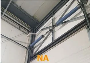 Industriële plafondstructuur met metalen balken en buizen, voorzien van blauwe en zwarte elementen.