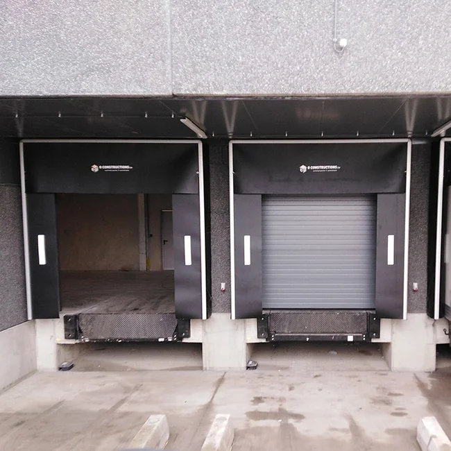 Twee laadkuilen met dockshelters: links een open ingang naar een donkere laadruimte, rechts een gesloten metalen rolluik.