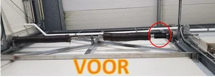 Dakdrager van een auto met rode bevestigingsclip aan de zijkant en het woord "VOOR" eronder in oranje letters.
